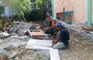 Wujud Kepedulian, Babinsa 07 Keuneukai Ikut Membantu dan Beri Semangat Kerja Keras Warga