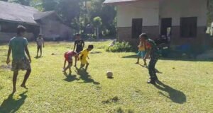 Libur Hari Minggu, Babinsa Kodim 0112/Sabang Ajak Anak-Anak Keuneukai Berolahraga dan Tetap Semangat Belajar