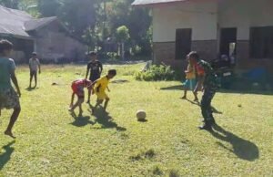 Libur Hari Minggu, Babinsa Kodim 0112/Sabang Ajak Anak-Anak Keuneukai Berolahraga dan Tetap Semangat Belajar