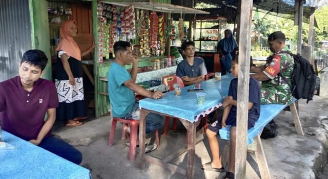 Babinsa Kodim 0112/Sabang Dampingi Petani Cengkeh, Serap Aspirasi Warga Lewat Komsos