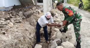 Hadir di Tengah Masyarakat, Babinsa Kodim 0112/Sabang Bantu Warga Bangun Pondasi