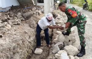 Hadir di Tengah Masyarakat, Babinsa Kodim 0112/Sabang Bantu Warga Bangun Pondasi