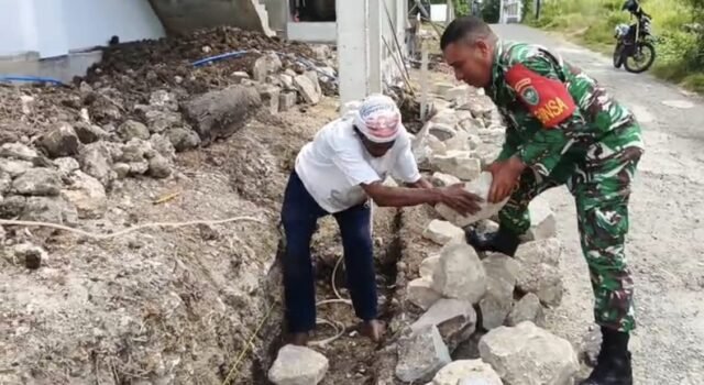 Hadir di Tengah Masyarakat, Babinsa Kodim 0112/Sabang Bantu Warga Bangun Pondasi