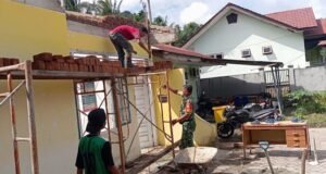 Perkuat Kemanunggalan TNI-Rakyat, Babinsa Ikut Terlibat Langsung Perbaikan Fasilitas Umum