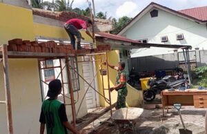 Perkuat Kemanunggalan TNI-Rakyat, Babinsa Ikut Terlibat Langsung Perbaikan Fasilitas Umum