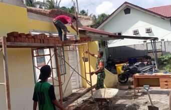 Perkuat Kemanunggalan TNI-Rakyat, Babinsa Ikut Terlibat Langsung Perbaikan Fasilitas Umum