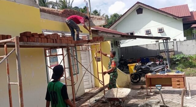 Perkuat Kemanunggalan TNI-Rakyat, Babinsa Ikut Terlibat Langsung Perbaikan Fasilitas Umum