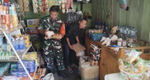 Pantau Stabilitas Harga dan Stok Sembako, Babinsa Gampong Iboih Turun Langsung ke Lapangan
