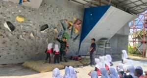 Babinsa Kuta Ateuh Kenalkan Panjat Tebing, Tanam Semangat Tangguh pada Siswa SDN 1 Sabang