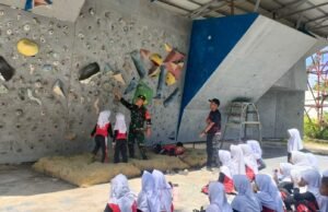 Babinsa Kuta Ateuh Kenalkan Panjat Tebing, Tanam Semangat Tangguh pada Siswa SDN 1 Sabang