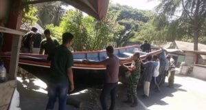 Perkuat Kemanunggalan TNI-Rakyat, Babinsa Paya Terjun Langsung BantuTurunkan Perahu Nelayan