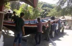 Perkuat Kemanunggalan TNI-Rakyat, Babinsa Paya Terjun Langsung BantuTurunkan Perahu Nelayan
