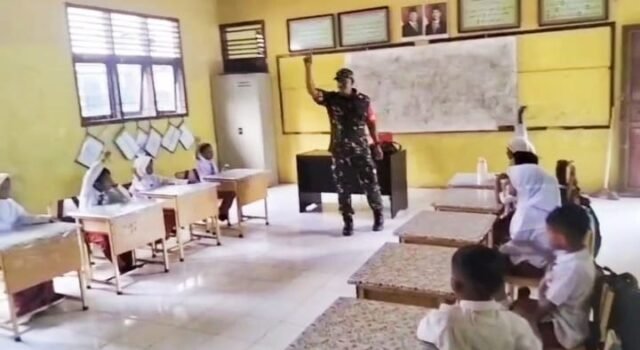 Bentuk Berkarakter dan Disiplin Siswa, Babinsa Koramil 02/Sukakarya Berikan Wawasan Kebangsaan di Sekolah