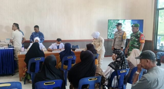 Babinsa Kuta Barat dan Babinkamtibmas Pantau Suksesnya Kegiatan Donor Darah, Peringati Hari Bakti TNI AU ke-79