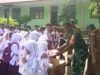Babinsa Kodim 0112/Sabang Dampingi Penyaluran Buku Tulis Bagi Siswa SDN 30 Sabang