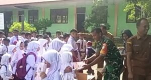 Babinsa Kodim 0112/Sabang Dampingi Penyaluran Buku Tulis Bagi Siswa SDN 30 Sabang