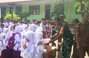 Babinsa Kodim 0112/Sabang Dampingi Penyaluran Buku Tulis Bagi Siswa SDN 30 Sabang