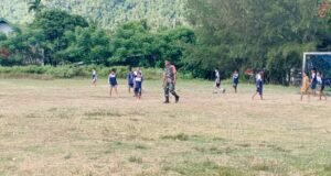 Tanamkan Sportivitas, Babinsa Serda M Imron Dampingi Latihan Sepak Bola Siswa SDN 28 Sabang