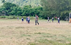 Tanamkan Sportivitas, Babinsa Serda M Imron Dampingi Latihan Sepak Bola Siswa SDN 28 Sabang