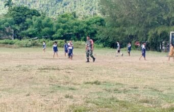 Tanamkan Sportivitas, Babinsa Serda M Imron Dampingi Latihan Sepak Bola Siswa SDN 28 Sabang