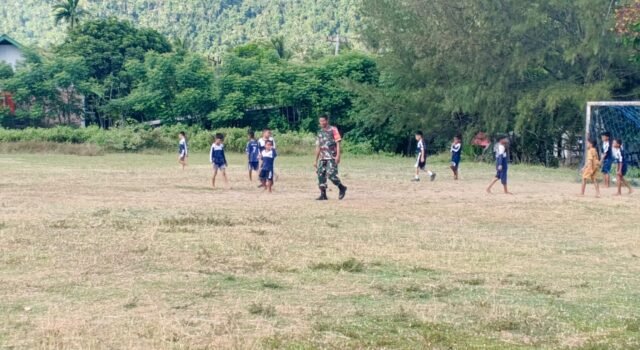 Tanamkan Sportivitas, Babinsa Serda M Imron Dampingi Latihan Sepak Bola Siswa SDN 28 Sabang