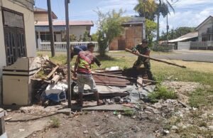 Jalin Kebersamaan, Babinsa Koramil 02/Sukakarya Bantu Pembersihan Rumah Warga