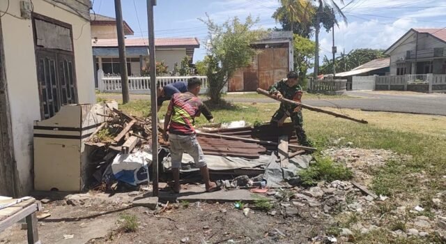 Jalin Kebersamaan, Babinsa Koramil 02/Sukakarya Bantu Pembersihan Rumah Warga