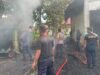Personel Polres Sabang Bersama Warga, Damkar dan BPBD Bahu Membahu Padamkan Kebakaran Anjungan Aceh Singkil