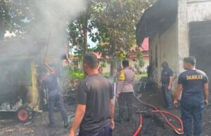 Personel Polres Sabang Bersama Warga, Damkar dan BPBD Bahu Membahu Padamkan Kebakaran Anjungan Aceh Singkil