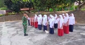 Disiplin Dimulai dari Sekolah, Babinsa Koramil 01/Sukajaya Latih PBB Siswa SMP 4 Keuneukai