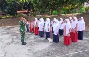 Disiplin Dimulai dari Sekolah, Babinsa Koramil 01/Sukajaya Latih PBB Siswa SMP 4 Keuneukai