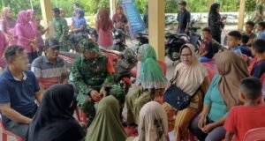 Pastikan Aman dan Lancar, Babinsa Pantau Langsung Pengambilan Bantuan di Kantor Keuchik