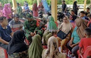 Pastikan Aman dan Lancar, Babinsa Pantau Langsung Pengambilan Bantuan di Kantor Keuchik