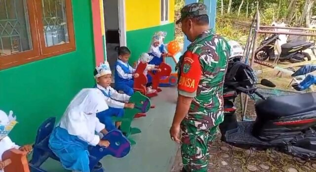 Babinsa Batee Shoek Sambangi TKN 6 Sabang, Pantau Fasilitas dan Beri Semangat Belajar