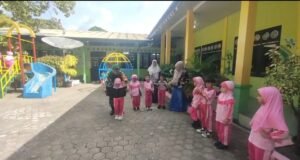 Wujudkan Generasi Cinta NKRI, Babinsa Pelda Syafrial Beri Pemahaman Upacara Bendera Merah Putih