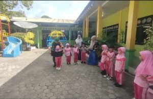 Wujudkan Generasi Cinta NKRI, Babinsa Pelda Syafrial Beri Pemahaman Upacara Bendera Merah Putih