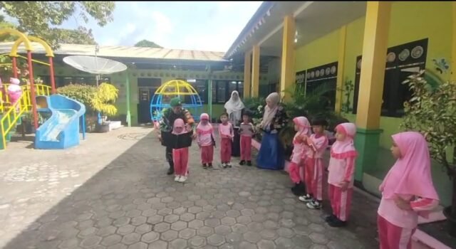 Wujudkan Generasi Cinta NKRI, Babinsa Pelda Syafrial Beri Pemahaman Upacara Bendera Merah Putih