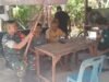 Komsos dengan Pemuda Nelayan Jaboi, Babinsa Serda M Imron Tekankan Pentingnya Keselamatan di Laut