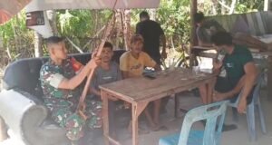 Komsos dengan Pemuda Nelayan Jaboi, Babinsa Serda M Imron Tekankan Pentingnya Keselamatan di Laut