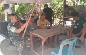 Komsos dengan Pemuda Nelayan Jaboi, Babinsa Serda M Imron Tekankan Pentingnya Keselamatan di Laut