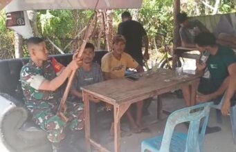 Komsos dengan Pemuda Nelayan Jaboi, Babinsa Serda M Imron Tekankan Pentingnya Keselamatan di Laut