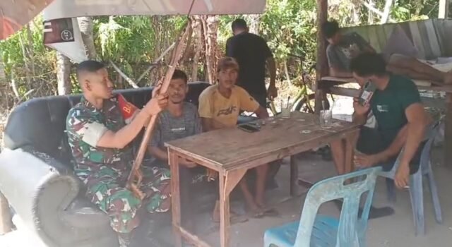 Komsos dengan Pemuda Nelayan Jaboi, Babinsa Serda M Imron Tekankan Pentingnya Keselamatan di Laut