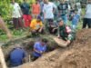 Bersama Warga, Babinsa Sertu Hendra Bantu Proses Pemakaman Warga Binaan