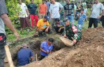 Bersama Warga, Babinsa Sertu Hendra Bantu Proses Pemakaman Warga Binaan