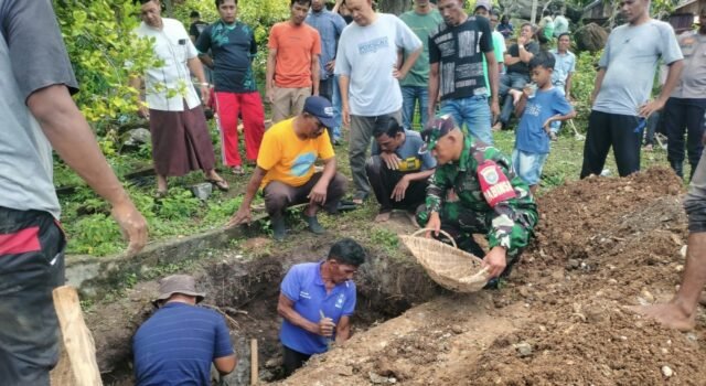 Bersama Warga, Babinsa Sertu Hendra Bantu Proses Pemakaman Warga Binaan
