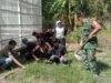 Bersihkan Pekarangan Posyandu Bersama Ibu PKK, Babinsa Balohan Wujudkan Kebun Gizi Percontohan