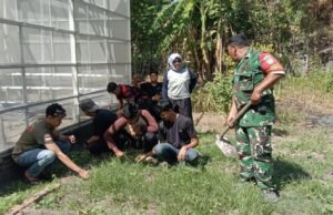 Bersihkan Pekarangan Posyandu Bersama Ibu PKK, Babinsa Balohan Wujudkan Kebun Gizi Percontohan