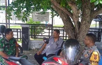 Komsos Bersama Warga, Babinsa dan Bhabinkamtibmas Ie Meulee Tekankan Pentingnya Kerja Sama