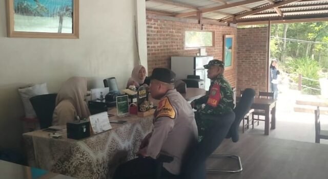 Jaga Kenyamanan Pengunjung, Babinsa dan Bhabinkamtibmas Sambangi Pengelola Wisata Krueng Raya