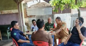 Jalin Keakraban Lewat Komsos, Babinsa dan Keuchik Kuta Barat Sapa Warga di Warung Kopi